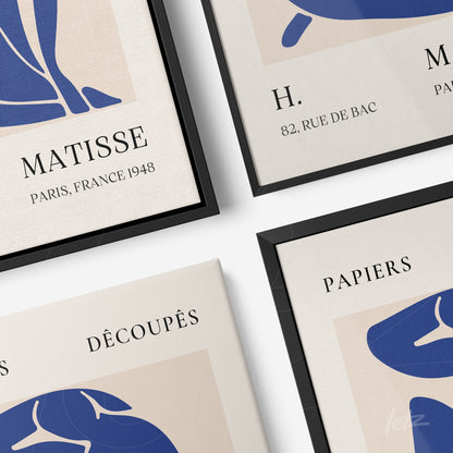 composição de quadros com artes em estilo moderno e molduras pretas, apresentando figuras abstratas em tons de azul sobre fundo claro com texto em letras grandes