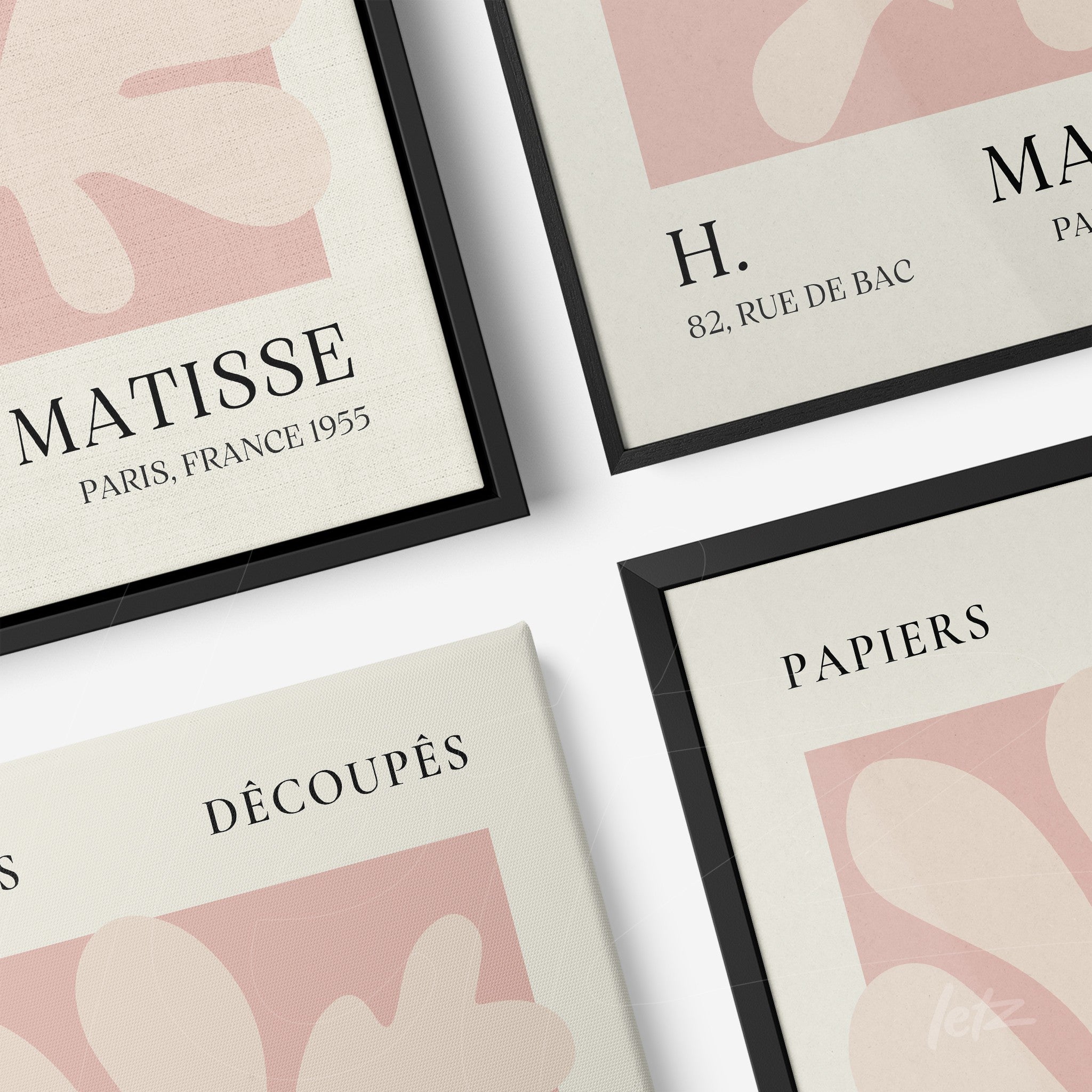 composição de quadros com arte contemporânea abstrata em cores suaves e molduras preta e natural