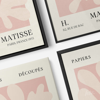 composição de quadros com arte contemporânea abstrata em cores suaves e molduras preta e natural