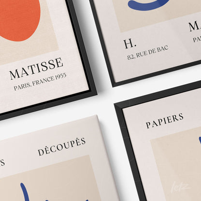 composição de quadros com arte contemporânea em moldura preta, featuring letras estilizadas e formas geométricas em fundo claro