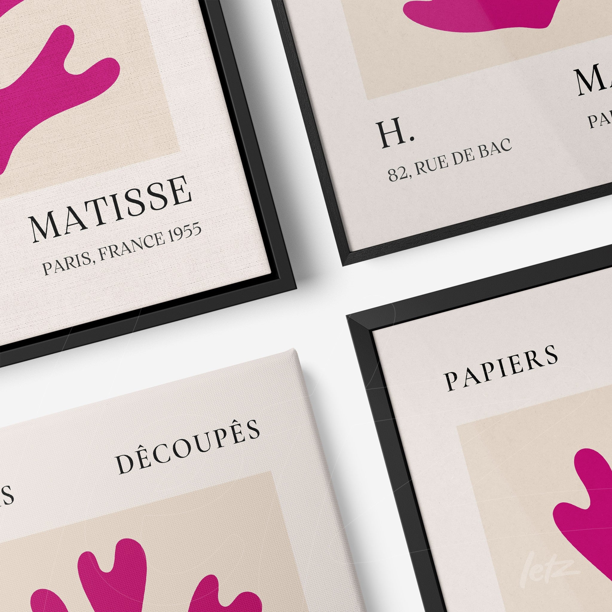 composição de quadros decorativos com arte contemporânea em molduras pretas, apresentando formas orgânicas em fundo neutro e tipografia em destaque