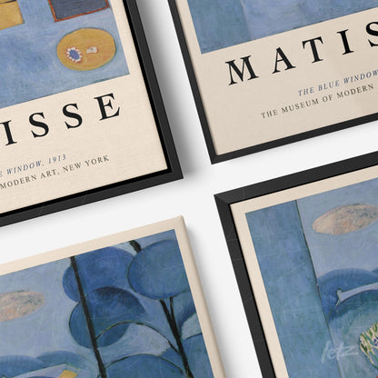 composição de quadros em molduras pretas com arte abstrata em tons de azul, com o título 'The Blue Window' de Matisse