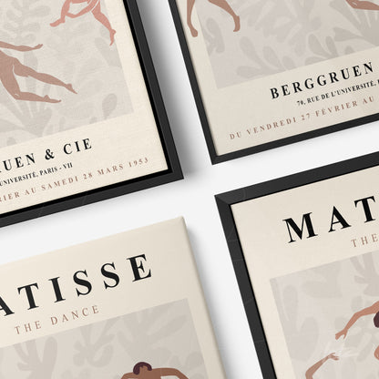 composição de quadros com arte de Matisse e Berggruen, molduras pretas e fundo claro com elementos florais