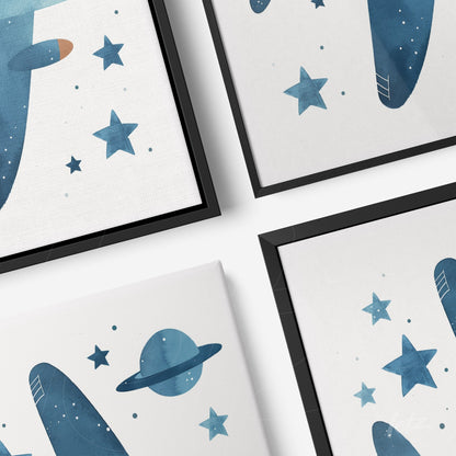 composição de quadros com ilustrações aquareladas de espaçonaves e planetas em tons de azul, molduras pretas