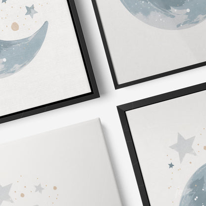 composição de quadros com ilustrações do céu noturno, incluindo lua em tons de azul e estrelas em fundo claro, molduras pretas finas