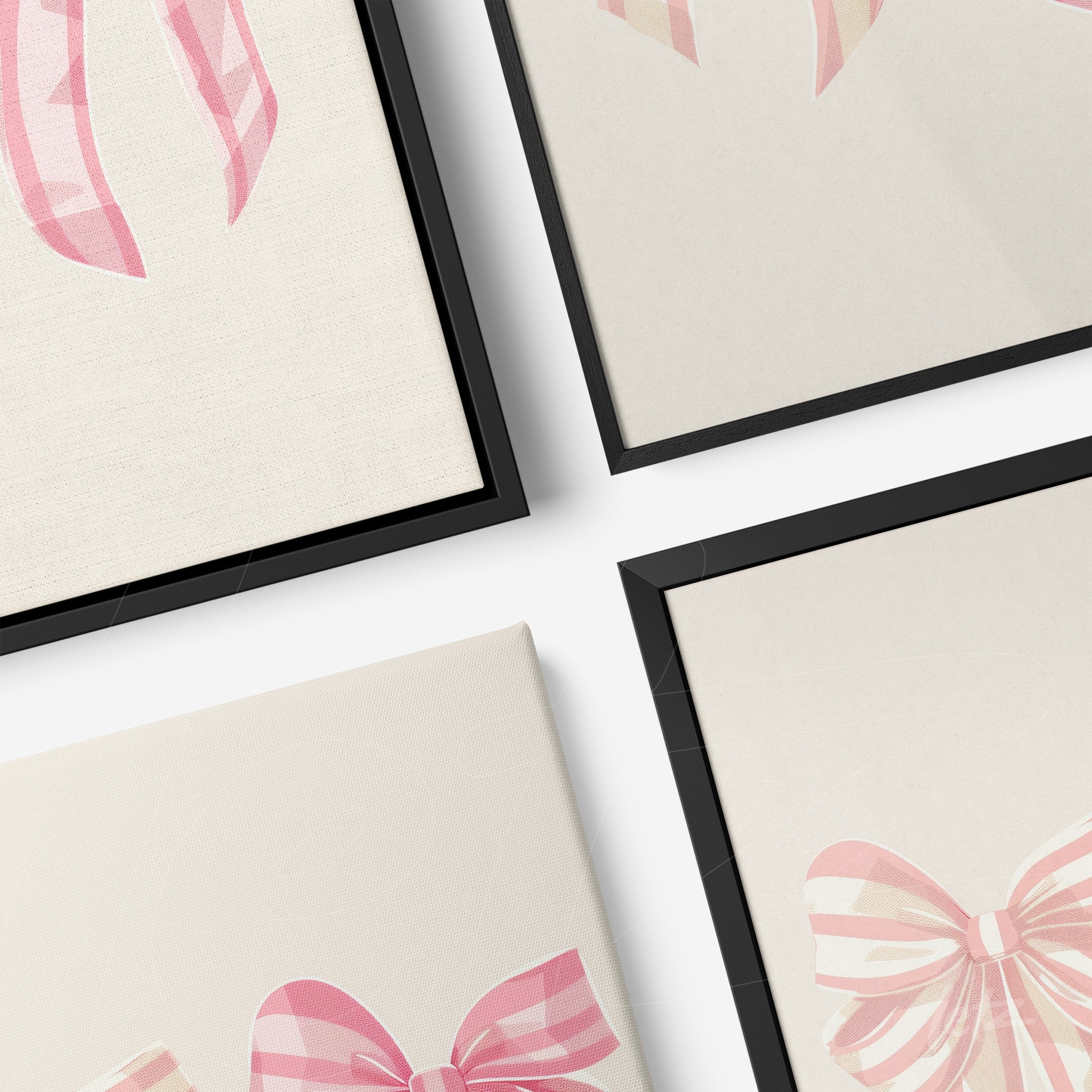 composição de quadros decorativos com laços rosa em molduras pretas, dois em canvas e dois em papel, dispostos sobre fundo neutro