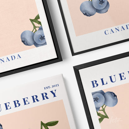 coleção de quadros com ilustrações de mirtilos sobre fundo em tons de rosa e molduras preta e branca