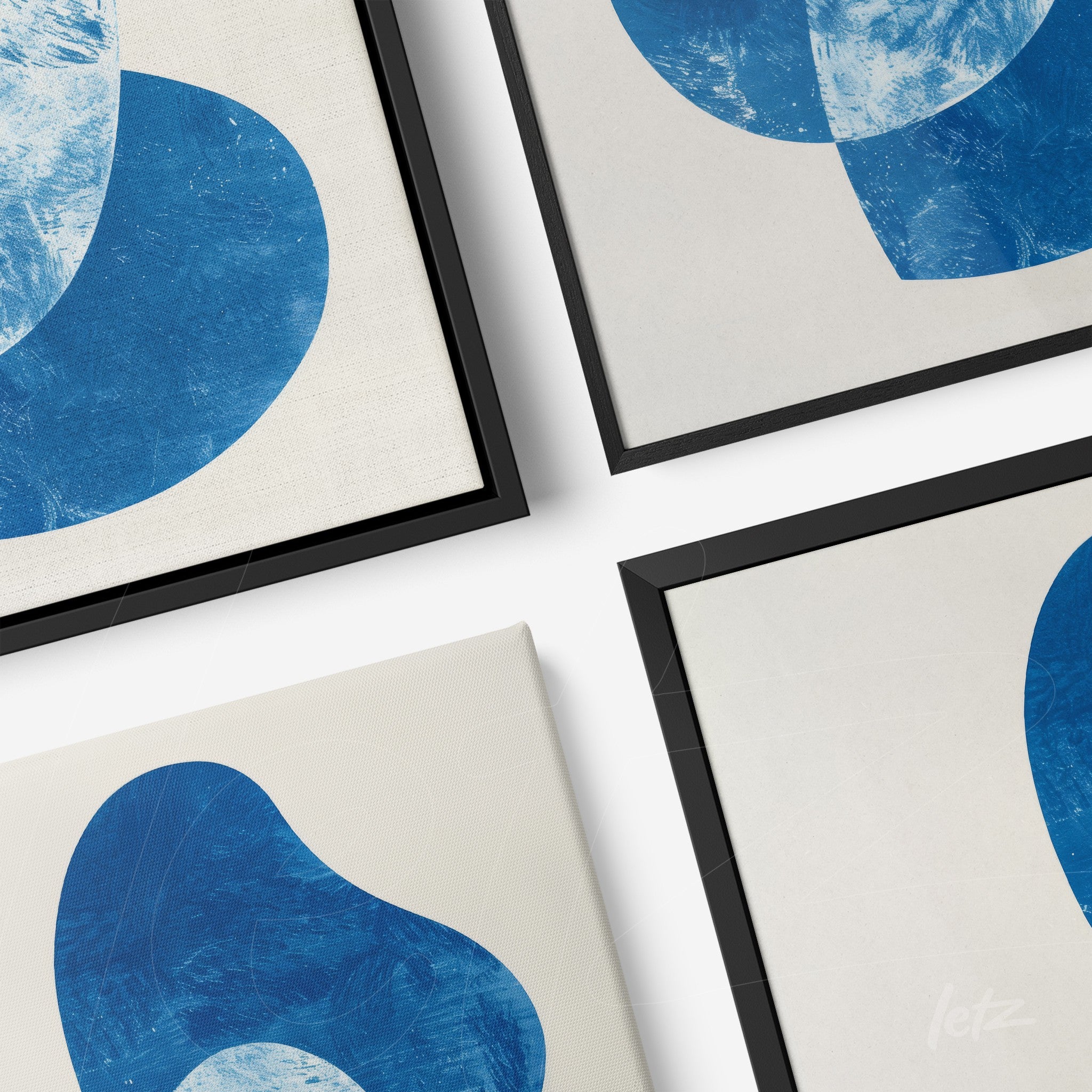 composição de quadros com formas abstratas em azul em fundos claros, molduras pretas finas