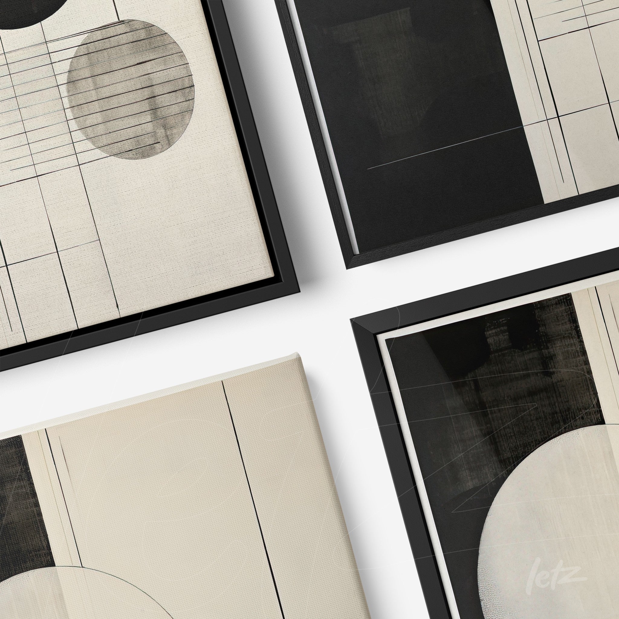 composição com quatro quadros em moldura preta, apresentando arte abstrata com formas geométricas em tons neutros