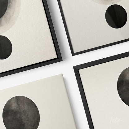 série de quadros minimalistas com círculos pretos em fundo claro, molduras pretas finas