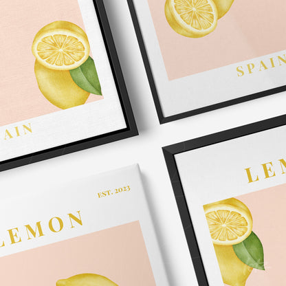 quadro com estampa de limões em fundo rosa claro com moldura preta e detalhes em dourado