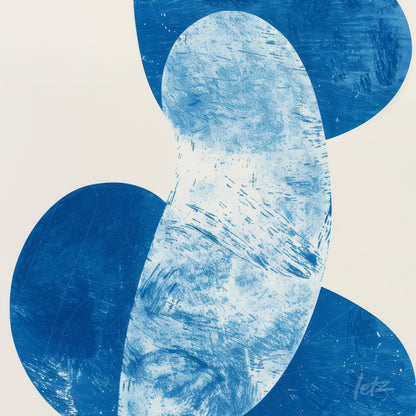 arte abstrata em azul com formas ovais e texturas sobre fundo claro