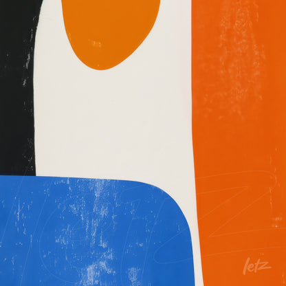 detalhe de arte abstrata com formas geométricas em tons de laranja, azul, preto e branco