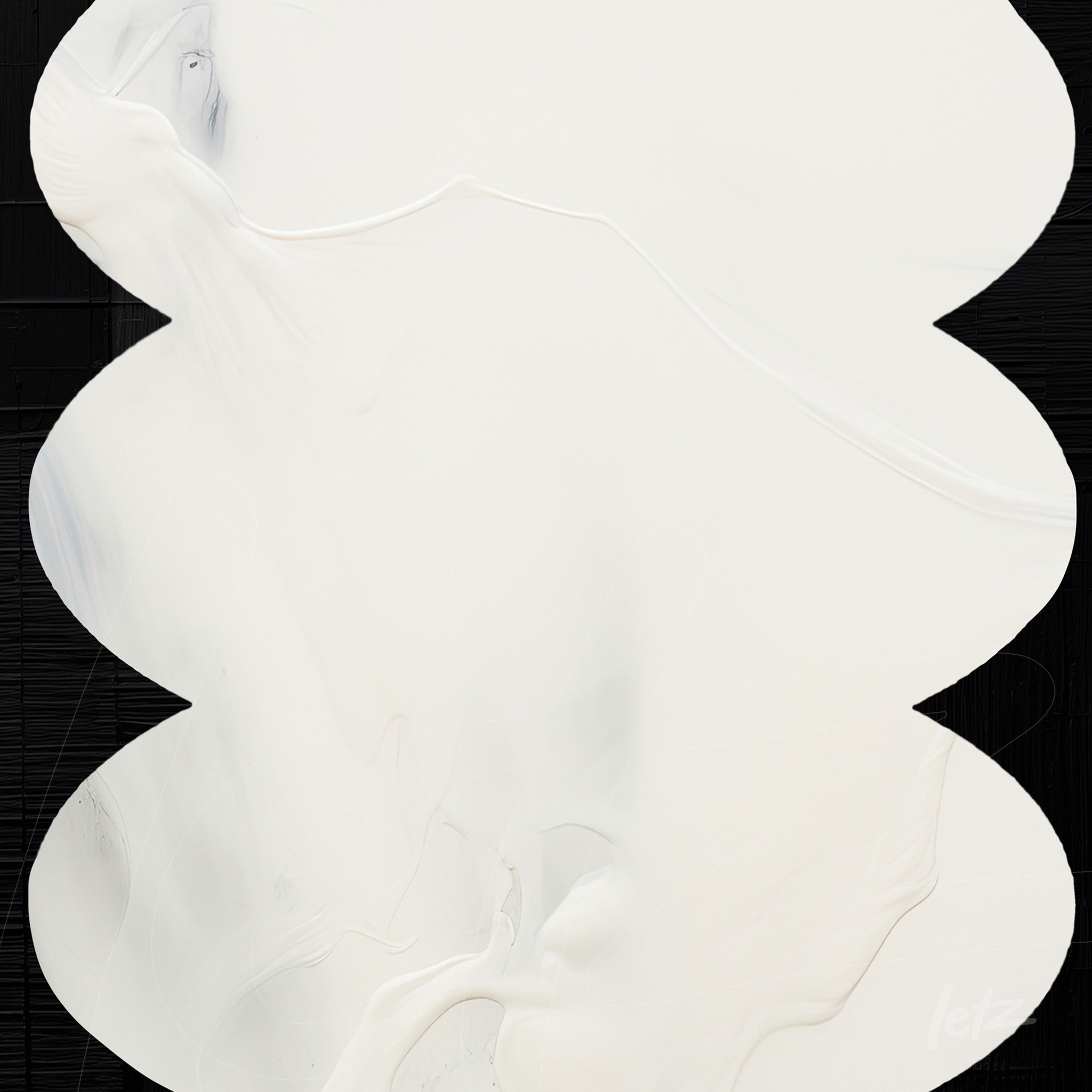 quadro com arte abstracta em tons brancos e cinzas sobre fundo preto, com textura fluida