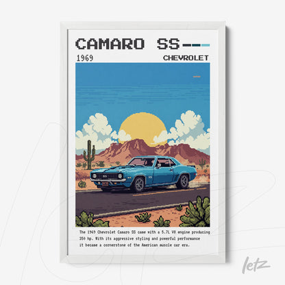 quadro com ilustração em estilo pixel art de um Chevrolet Camaro SS 1969 em moldura branca, com palmeiras e um sol nascente ao fundo