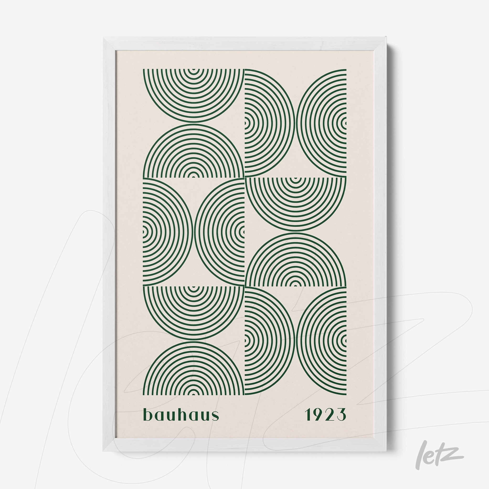 poster impresso com design geométrico estilo bauhaus de círculos concêntricos verdes em fundo bege, moldura branca
