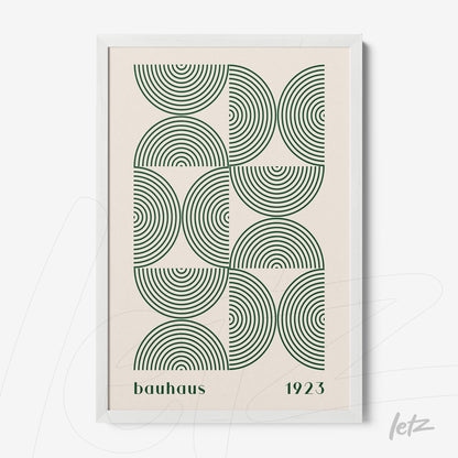 poster impresso com design geométrico estilo bauhaus de círculos concêntricos verdes em fundo bege, moldura branca