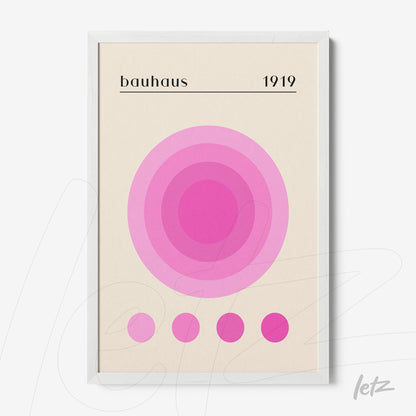 pôster com círculos concêntricos em tons de rosa e texto 'bauhaus 1919' em moldura branca