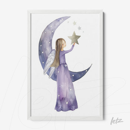 quadro com ilustração de menina anjo com vestido roxo segurando uma estrela ao lado de uma lua crescente em fundo branco, moldura branca