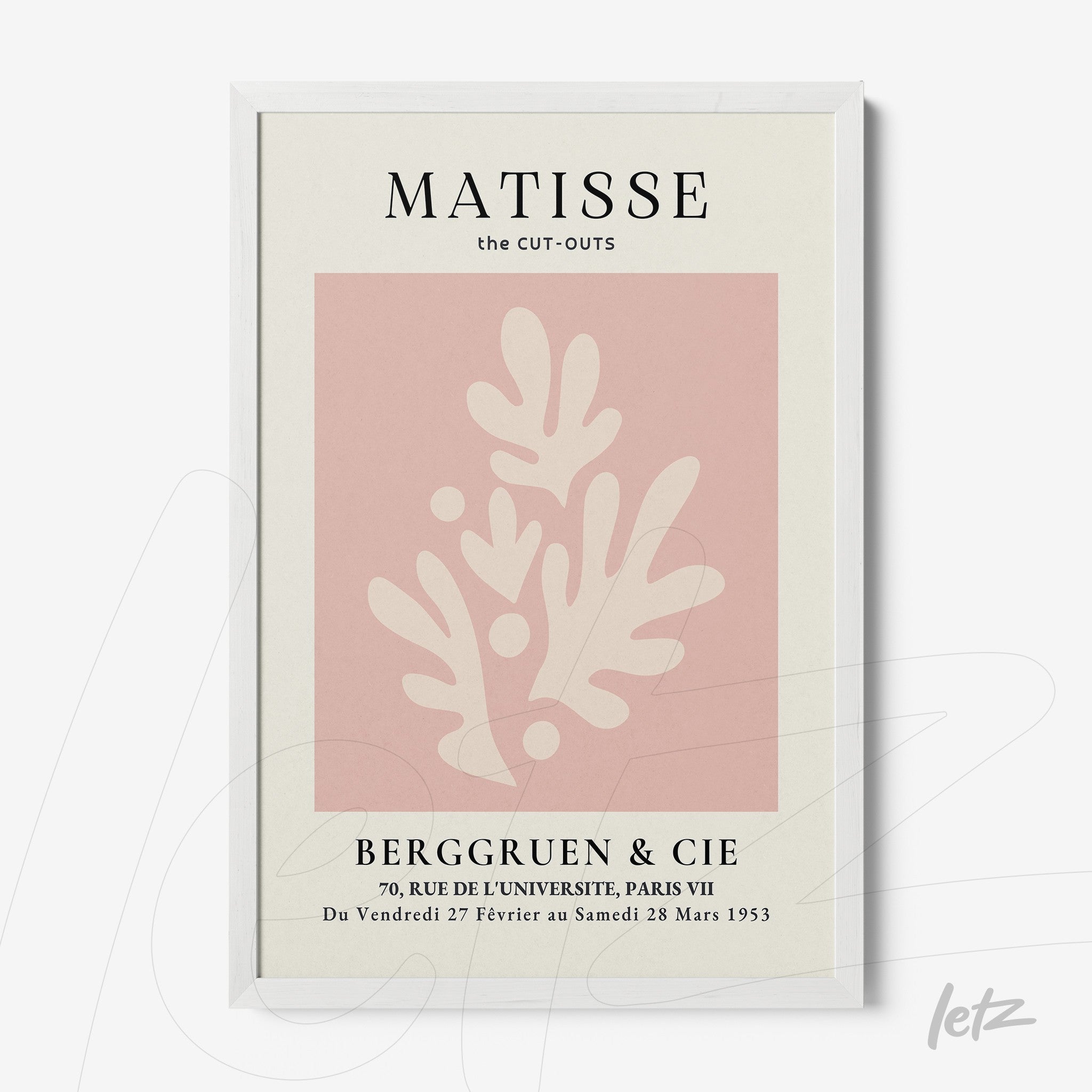 quadro com arte minimalista de recortes em fundo rosa claro, moldura branca e texto em estilo tipográfico