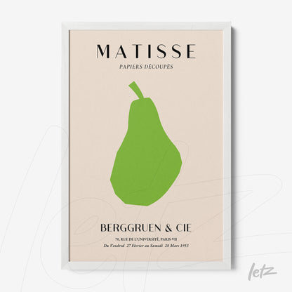 quadro com arte minimalista de uma pera verde em fundo bege e moldura branca