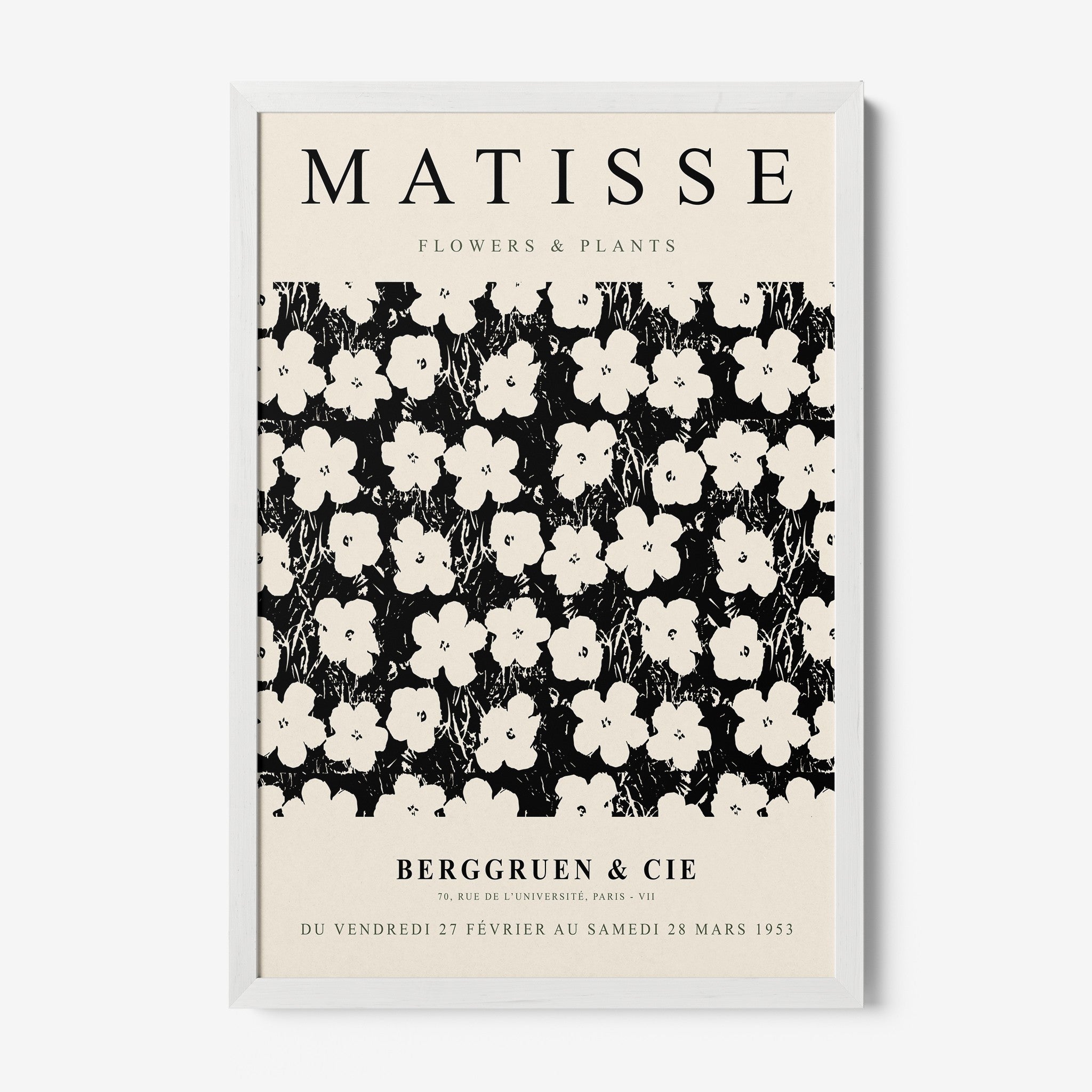 quadro com arte floral em estilo retrô, com fundo preto e flores brancas, moldura branca