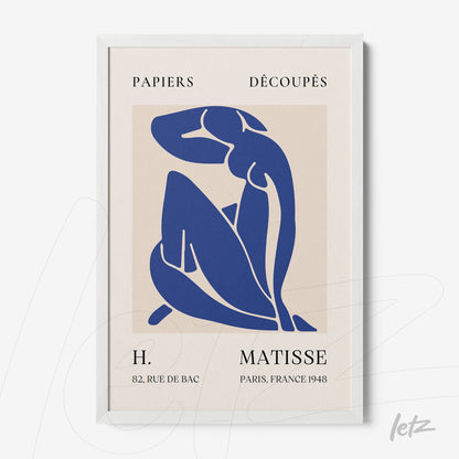 quadro com arte moderna de figura feminina em tons de azul sobre fundo claro, com moldura branca