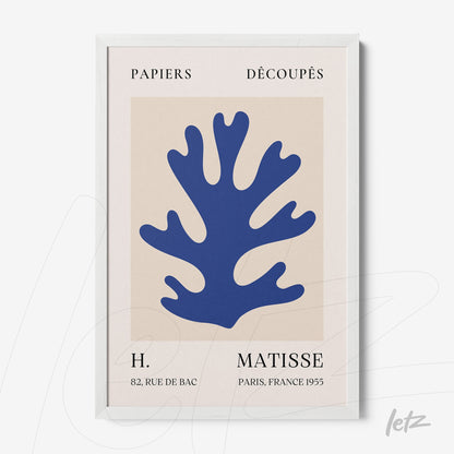 quadro decorativo com arte moderna de um coral azul em fundo bege, moldura branca