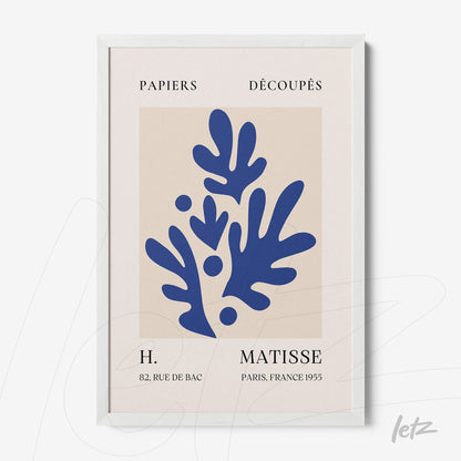 quadro com arte de recorte em fundo neutro, apresentando formas abstratas em azul e moldura branca