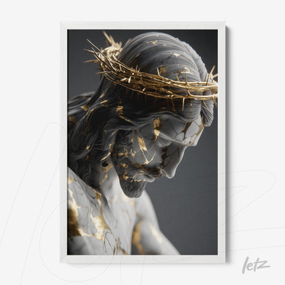 quadro com escultura de Cristo crucificado, detalhes em folha de ouro e moldura branca