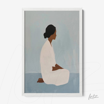 quadro com arte minimalista de figura feminina sentada em fundo azul suave, moldura branca