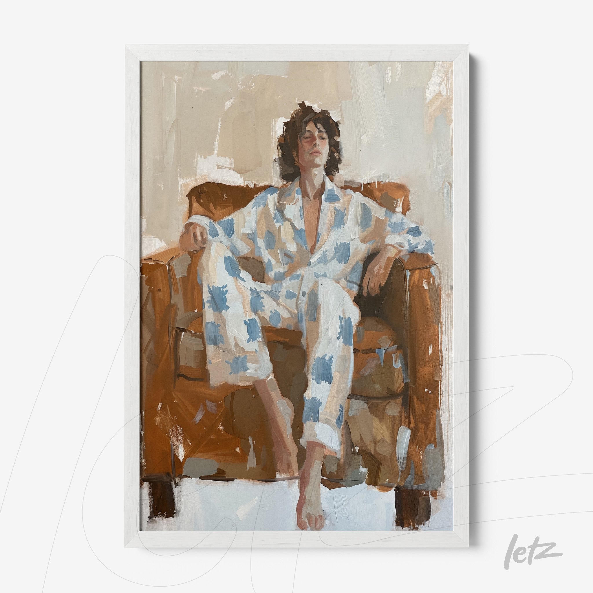 quadro com retrato de homem relaxando em sofá marrom, vestindo pijama estampado em azul e branco, moldura branca