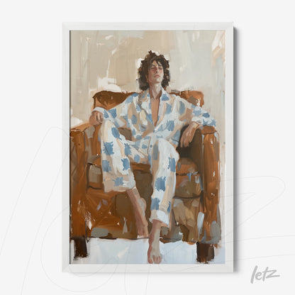 quadro com retrato de homem relaxando em sofá marrom, vestindo pijama estampado em azul e branco, moldura branca