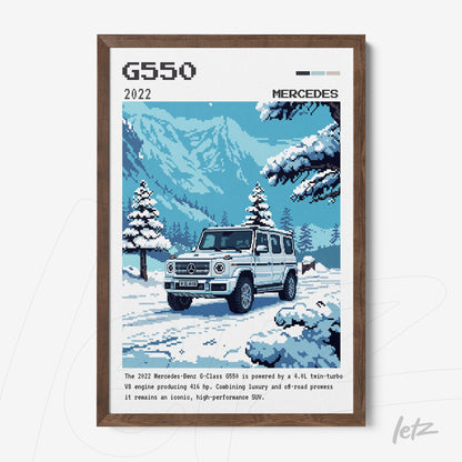 quadro com arte digital do SUV Mercedes-Benz G550 2022 em uma paisagem de montanha nevada com moldura de madeira escura
