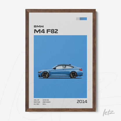 quadro com arte minimalista do carro BMW M4 F82 em fundo azul, destacando suas especificações técnicas e moldura de madeira clara
