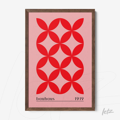 arte geométrica estilo bauhaus com formas vermelhas entrelaçadas sobre fundo rosa e moldura de madeira escura