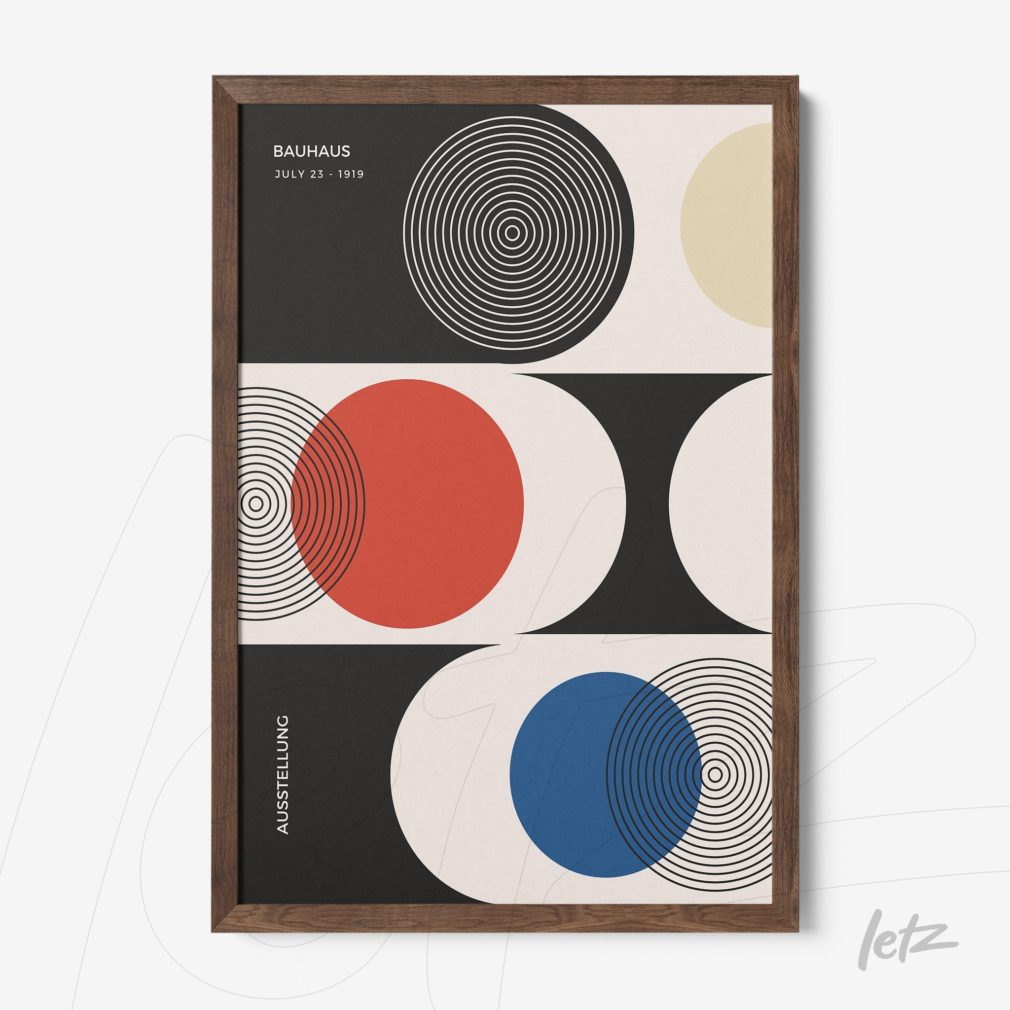 quadro com arte geométrica bauhaus em moldura de madeira, exibindo círculos concêntricos em preto, vermelho e azul sobre fundo dividido