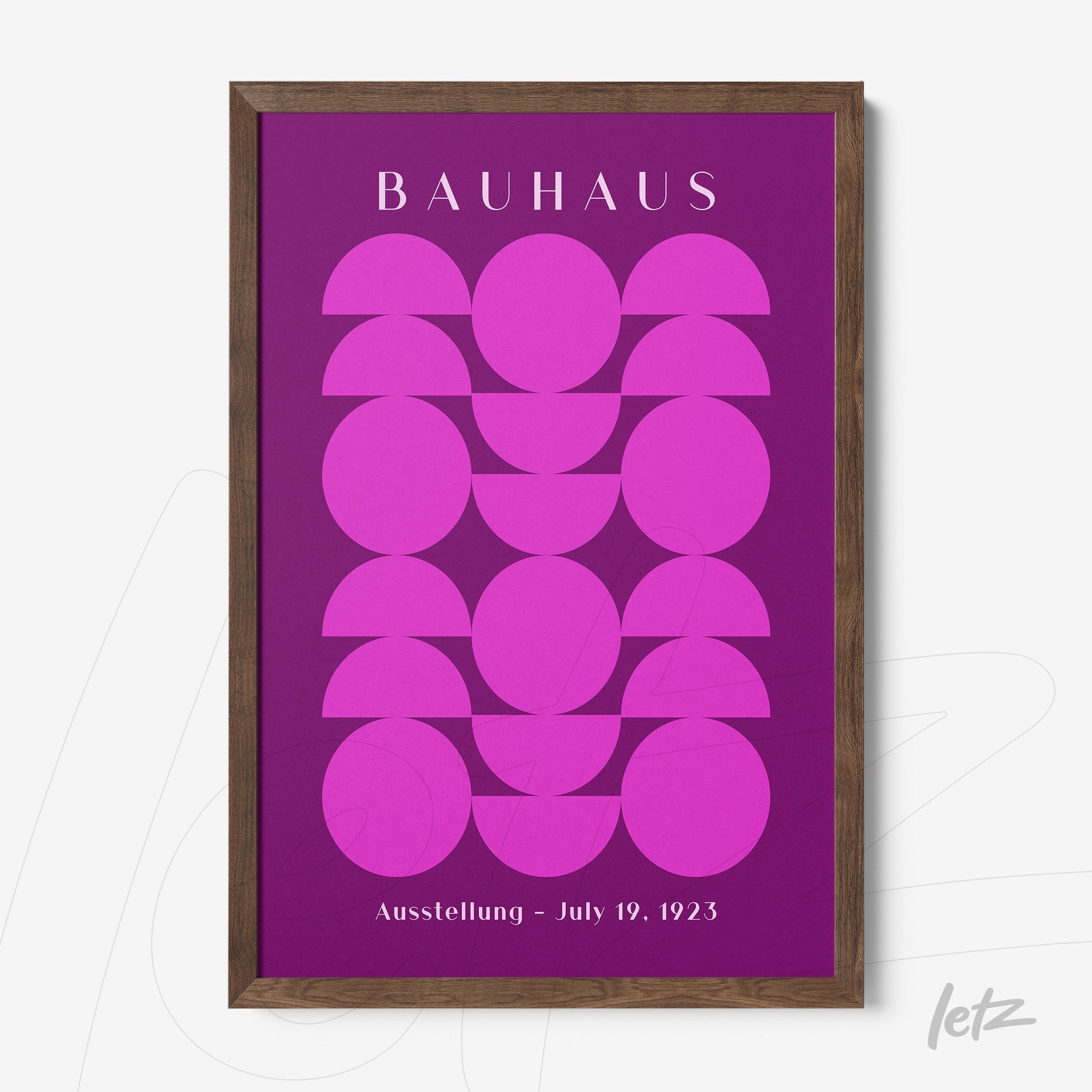 poster impresso de arte bauhaus em roxo e rosa com moldura de madeira escura