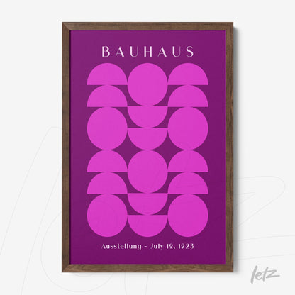 poster impresso de arte bauhaus em roxo e rosa com moldura de madeira escura