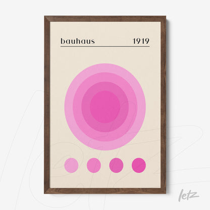 pôster impresso estilo bauhaus com círculos rosa em moldura de madeira