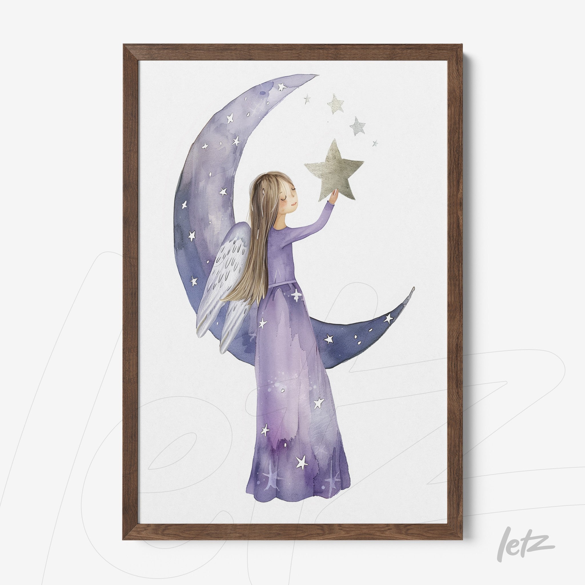 quadro com ilustração de uma menina com asas de anjo segurando uma estrela em fundo de lua crescentes e estrelas, moldura de madeira escura