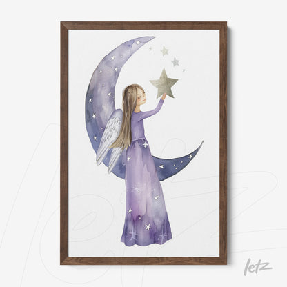 quadro com ilustração de uma menina com asas de anjo segurando uma estrela em fundo de lua crescentes e estrelas, moldura de madeira escura