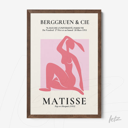 quadro com arte estilizada de figura feminina em tons de rosa e fundo claro, em moldura de madeira escura