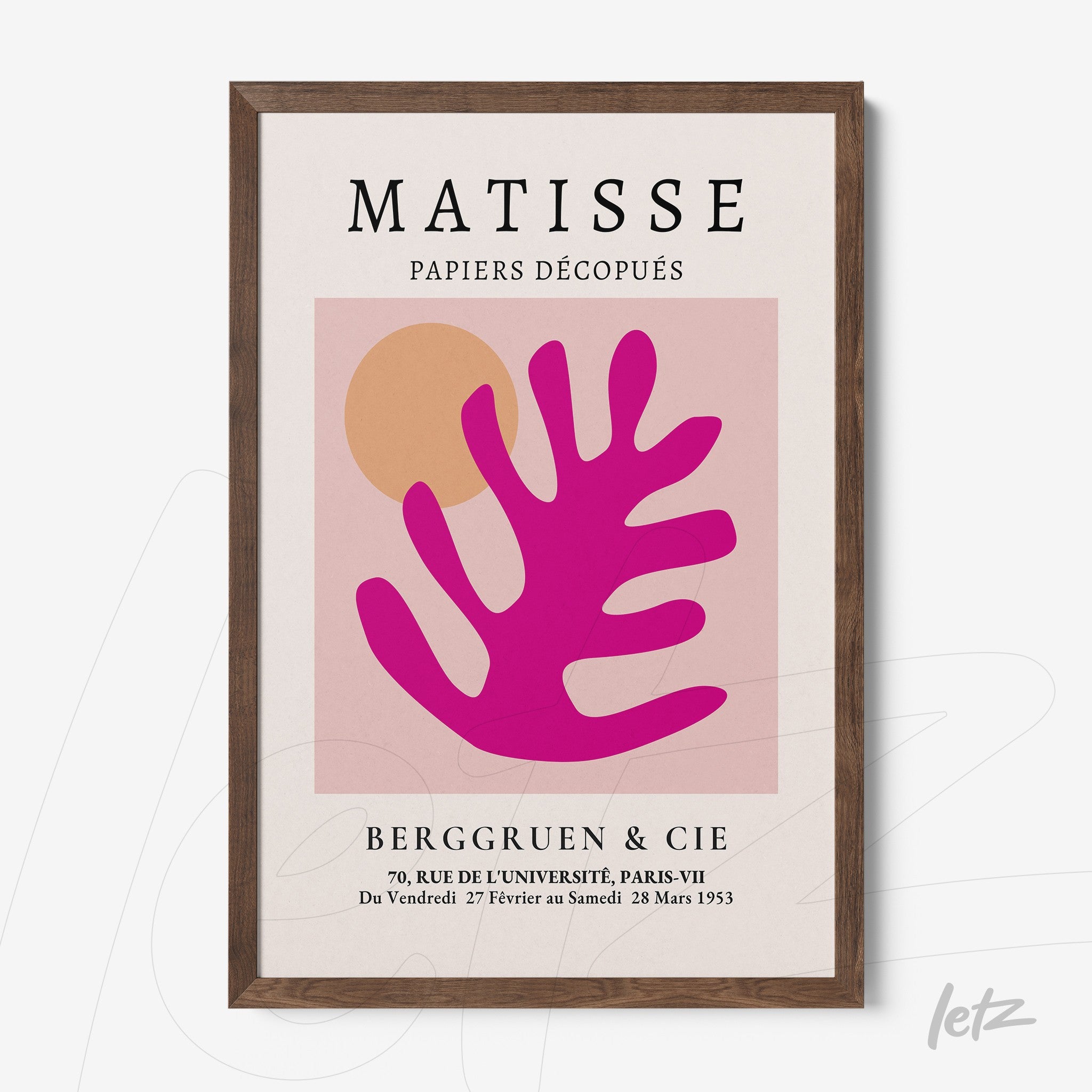 quadro com arte moderna de recortes coloridos em rosa e laranja, moldura de madeira escura