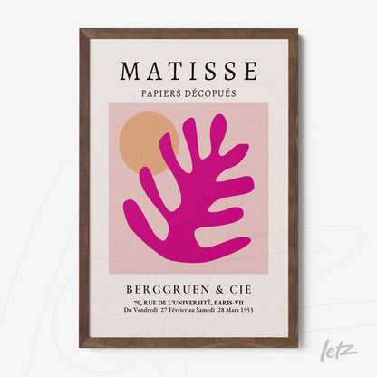 quadro com arte moderna de recortes coloridos em rosa e laranja, moldura de madeira escura