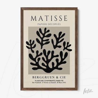 quadro com arte de recortes de papel em estilo moderno, moldura de madeira escura e fundo cinza claro