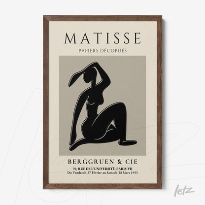 quadro em moldura de madeira escura com arte de figura feminina recortada em estilo moderno sobre fundo claro