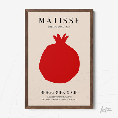 quadro com arte minimalista de romã em fundo claro com moldura de madeira escura