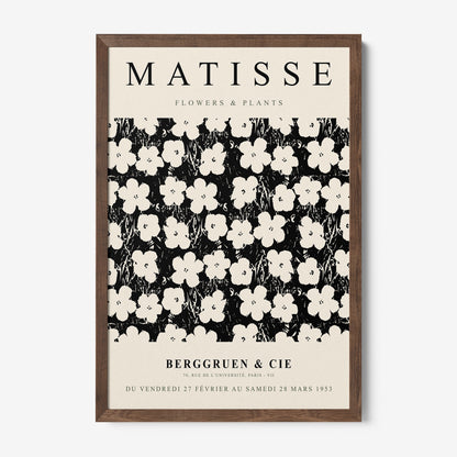 quadro com arte floral em estilo retrô com fundo preto e flores brancas, moldura de madeira escura