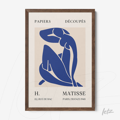 quadro com arte de recortes de papel em azul inspirado em Matisse, moldura de madeira escura com fundo claro